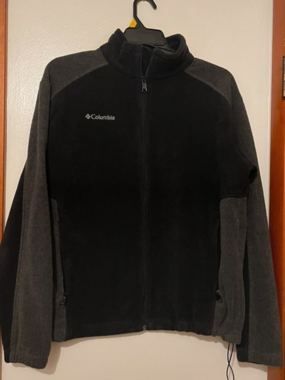 Columbia men’s Black and Dark Gray Full-Zip Fleece Jacket
